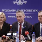 10.03.2022. Kielce. Konferencja nt. uruchomienia strony internetowej projektpracaukraina.pl. Na zdjęciu (od lewej): Renata Janik - wicemarszałek województwa świętokrzyskiego, Zbigniew Koniusz - wojewoda świętokrzyski, Robert Jaworski - prezes Związku Miast i Gmin Regionu Świętokrzyskiego / Jarosław Kubalski / Radio Kielce
