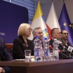 10.03.2022. Kielce. Konferencja nt. uruchomienia strony internetowej projektpracaukraina.pl. Na zdjęciu (od lewej): Artur Kudzia - dyrektor Miejskiego Urzędu Pracy w Kielcach, Grzegorz Piwko - dyrektor Powiatowego Urzędu Pracy w Kielcach, Renata Janik - wicemarszałek województwa świętokrzyskiego, Zbigniew Koniusz - wojewoda świętokrzyski, Robert Jaworski - prezes Związku Miast i Gmin Regionu Świętokrzyskiego, Janusz Knap - prezes Radia Kielce i Beata Szwed - Wojewódzki Urząd Pracy w Kielcach / Jarosław Kubalski / Radio Kielce