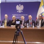 10.03.2022. Kielce. Konferencja nt. uruchomienia strony internetowej projektpracaukraina.pl. Na zdjęciu (od lewej): Artur Kudzia - dyrektor Miejskiego Urzędu Pracy w Kielcach, Grzegorz Piwko - dyrektor Powiatowego Urzędu Pracy w Kielcach, Renata Janik - wicemarszałek województwa świętokrzyskiego, Zbigniew Koniusz - wojewoda świętokrzyski, Robert Jaworski - prezes Związku Miast i Gmin Regionu Świętokrzyskiego, Janusz Knap - prezes Radia Kielce i Beata Szwed - Wojewódzki Urząd Pracy w Kielcach / Jarosław Kubalski / Radio Kielce