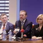 10.03.2022. Kielce. Konferencja nt. uruchomienia strony internetowej projektpracaukraina.pl. Na zdjęciu (od lewej): Artur Kudzia - dyrektor Miejskiego Urzędu Pracy w Kielcach, Grzegorz Piwko - dyrektor Powiatowego Urzędu Pracy w Kielcach, Renata Janik - wicemarszałek województwa świętokrzyskiego / Jarosław Kubalski / Radio Kielce