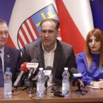 10.03.2022. Kielce. Konferencja nt. uruchomienia strony internetowej projektpracaukraina.pl. Na zdjęciu (od lewej): Robert Jaworski - prezes Związku Miast i Gmin Regionu Świętokrzyskiego, Janusz Knap - prezes Radia Kielce i Beata Szwed - Wojewódzki Urząd Pracy w Kielcach / Jarosław Kubalski / Radio Kielce