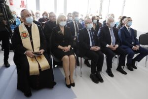 10.03.2022 Czerwona Góra. Wojewódzki Szpital Specjalistyczny. Otwarcie nowego pawilonu. Na zdjęciu od lewej: biskup Jan Piotrowski, ks. dziekan Jan Kukowski, wicemarszałek Renata Janik, senator Krzysztof Słoń, wicemarszałek Marek Bogusławski, poseł Krzysztof Lipiec i wiceprzewodniczący sejmiku województwa Henryk Milcarz / Jarosław Kubalski / Radio Kielce