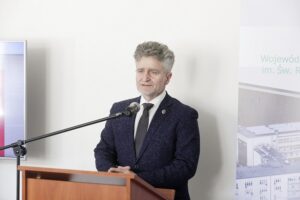 10.03.2022 Czerwona Góra. Wojewódzki Szpital Specjalistyczny. Otwarcie nowego pawilonu. Senator Krzysztof Słoń / Jarosław Kubalski / Radio Kielce