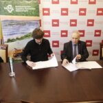 14.03.2022 Kielce. Podpisanie umowy na praktyki dla studentów pomiędzy Świętokrzyskimi Kopalniami Surowców Mineralnych a Politechniką Świętokrzyską. Na zdjęciu od lewej: Magdalena Szczukiewicz - dyrektor ŚKSM da. rozwoju i komunikacji, Szczepan Ruman - prezes ŚKSM, prof. dr hab. inż Zbigniew Koruba - rektor PŚk i profesor Artur Maciąg - prorektor PŚk ds. studenckich i dydaktyki / Jarosław Kubalski / Radio Kielce