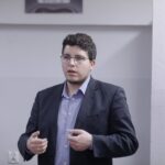 15.03.2022 Kielce. Spotkanie z radnych rodzicami w sprawie połączenia Przedszkola nr 2 ze Szkołą Podstawową nr 5 w Zespół Szkół. Na zdjęciu radny Marcin Stępniewski / Jarosław Kubalski / Radio Kielce