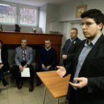 15.03.2022 Kielce. Spotkanie z radnych rodzicami w sprawie połączenia Przedszkola nr 2 ze Szkołą Podstawową nr 5 w Zespół Szkół. Na zdjęciu radny Marcin Stępniewski. Z tyłu od lewej: radni Monika Słoniewska, Tadeusz Kozior, Zdzisław Łakomiec i Wiesław Koza / Jarosław Kubalski / Radio Kielce