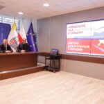 17.03.2022 Kielce. ŚUW. Konferencja na temat uruchomionej przez Polskie Radio Kielce strony internetowej - mieszkania dla obywateli Ukrainy. Na zdjęciu od lewej: wojewoda Zbigniew Koniusz i prezes Radia Kielce Janusz Knap / Jarosław Kubalski / Radio Kielce