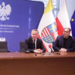 17.03.2022 Kielce. ŚUW. Konferencja na temat uruchomionej przez Polskie Radio Kielce strony internetowej - mieszkania dla obywateli Ukrainy. Na zdjęciu od lewej: wojewoda Zbigniew Koniusz i prezes Radia Kielce Janusz Knap / Jarosław Kubalski / Radio Kielce