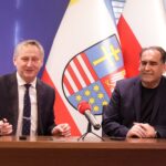 17.03.2022 Kielce. ŚUW. Konferencja na temat uruchomionej przez Polskie Radio Kielce strony internetowej - mieszkania dla obywateli Ukrainy. Na zdjęciu od lewej: wojewoda Zbigniew Koniusz i prezes Radia Kielce Janusz Knap / Jarosław Kubalski / Radio Kielce