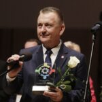 22.03.2022 Kielce. Filharmonia Świętokrzyska. Gala konkursu Lider Ekonomii Społecznej 2021. Liderem Ekonomii Społecznej w kategorii Samorząd Prospołeczny do 20 tys. mieszkańców zostaje została gmina                       i miasto Chęciny. Nagrodę odebrał burmistrz Robert Jaworski / Jarosław Kubalski / Radio Kielce