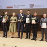 22.03.2022 Kielce. Filharmonia Świętokrzyska. Gala konkursu Lider Ekonomii Społecznej 2021. Na zdjęciu od lewej: członek zarządu powiatu Stanisław Bąk, starosta jędrzejowski Paweł Faryna, wicemarszałek Renata Janik, prezydent Kielc Bogdan Wenta, burmistrz Sandomierza Marcin Marzec, przewodniczący sejmiku Andrzej Pruś i wicemarszałek Marek Bogusławski / Jarosław Kubalski / Radio Kielce