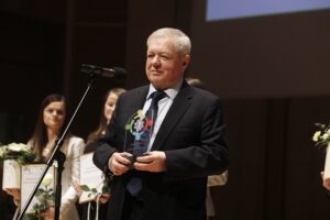 22.03.2022 Kielce. Filharmonia Świętokrzyska. Gala konkursu Lider Ekonomii Społecznej 2021. Liderem Ekonomii Społecznej w Kategorii Biznes Prospołeczny – średnie i duże mikro przedsiębiorstwa została Grupa PBI sp. z o.o. z Sandomierza. Nagrodę odebrał prezes Longin Bokwa / Jarosław Kubalski / Radio Kielce