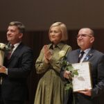 22.03.2022 Kielce. Filharmonia Świętokrzyska. Gala konkursu Lider Ekonomii Społecznej 2021. Na zdjęciu od lewej: przewodniczący sejmiku Andrzej Pruś, wicemarszałek Renata Janik i wicemarszałek Marek Bogusławski / Jarosław Kubalski / Radio Kielce