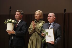 22.03.2022 Kielce. Filharmonia Świętokrzyska. Gala konkursu Lider Ekonomii Społecznej 2021. Na zdjęciu od lewej: przewodniczący sejmiku Andrzej Pruś, wicemarszałek Renata Janik i wicemarszałek Marek Bogusławski / Jarosław Kubalski / Radio Kielce