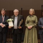 22.03.2022 Kielce. Filharmonia Świętokrzyska. Gala konkursu Lider Ekonomii Społecznej 2021. Na zdjęciu od lewej: przewodniczący sejmiku Andrzej Pruś, dyrektor Caritas Diecezji Kieleckiej ks. Stanisław Słowik,wicemarszałek Renata Janik i wicemarszałek Marek Bogusławski / Jarosław Kubalski / Radio Kielce