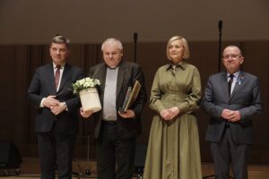 22.03.2022 Kielce. Filharmonia Świętokrzyska. Gala konkursu Lider Ekonomii Społecznej 2021. Na zdjęciu od lewej: przewodniczący sejmiku Andrzej Pruś, dyrektor Caritas Diecezji Kieleckiej ks. Stanisław Słowik,wicemarszałek Renata Janik i wicemarszałek Marek Bogusławski / Jarosław Kubalski / Radio Kielce