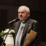 22.03.2022 Kielce. Filharmonia Świętokrzyska. Gala konkursu Lider Ekonomii Społecznej 2021. Nagroda specjalna dla Caritas Diecezji Kieleckiej. Odebrał ją dyrektor Caritas Diecezji Kieleckiej ks. Stanisław Słowik / Jarosław Kubalski / Radio Kielce