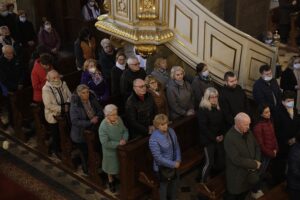 25.03.2022 Kielce. Katedra. Nabożeństwo Drogi Krzyżowej z aktem poświęcenia Rosji i Ukrainy Matce Bożej / Jarosław Kubalski / Radio Kielce