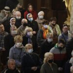 25.03.2022 Kielce. Katedra. Nabożeństwo Drogi Krzyżowej  z aktem poświęcenia Rosji i Ukrainy Matce Bożej / Jarosław Kubalski / Radio Kielce