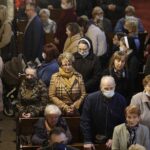 25.03.2022 Kielce. Katedra. Nabożeństwo Drogi Krzyżowej  z aktem poświęcenia Rosji i Ukrainy Matce Bożej / Jarosław Kubalski / Radio Kielce