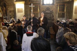 25.03.2022 Kielce. Katedra. Nabożeństwo Drogi Krzyżowej z aktem poświęcenia Rosji i Ukrainy Matce Bożej / Jarosław Kubalski / Radio Kielce