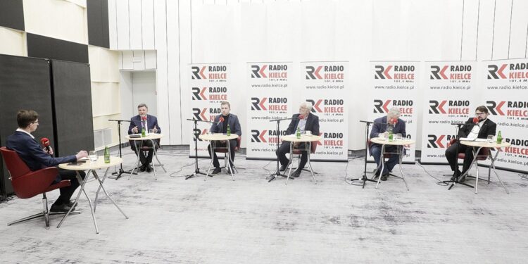 27.03.2022 Radio Kielce. Studio Polityczne. Na zdjęciu od lewej: Michał Kita - Radio Kielce, Andrzej Kryj - poseł Prawa i Sprawiedliwości, Bartosz Pyrz - Konfederacja Ruch Narodowy, Lucjan Pietrzczyk - Platforma Obywatelska Koalicja Obywatelska, Czesław Siekierski - poseł Polskie Stronnictwo Ludowe Koalicja Polska i Filip Strząbała - Nowa Lewica / Jarosław Kubalski / Radio Kielce