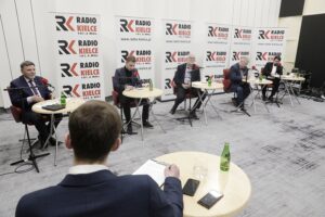 27.03.2022 Radio Kielce. Studio Polityczne. Na zdjęciu od lewej: Andrzej Kryj - poseł Prawa i Sprawiedliwości, Bartosz Pyrz - Konfederacja Ruch Narodowy, Lucjan Pietrzczyk - Platforma Obywatelska Koalicja Obywatelska, Czesław Siekierski - poseł Polskie Stronnictwo Ludowe Koalicja Polska i Filip Strząbała - Nowa Lewica / Jarosław Kubalski / Radio Kielce