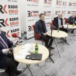 27.03.2022 Radio Kielce. Studio Polityczne. Na zdjęciu od lewej: Andrzej Kryj - poseł Prawa i Sprawiedliwości, Bartosz Pyrz - Konfederacja Ruch Narodowy, Lucjan Pietrzczyk - Platforma Obywatelska Koalicja Obywatelska, Czesław Siekierski - poseł Polskie Stronnictwo Ludowe Koalicja Polska i Filip Strząbała - Nowa Lewica / Jarosław Kubalski / Radio Kielce