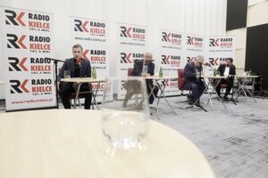 27.03.2022 Radio Kielce. Studio Polityczne. Na zdjęciu od lewej: Bartosz Pyrz - Konfederacja Ruch Narodowy, Lucjan Pietrzczyk - Platforma Obywatelska Koalicja Obywatelska, Czesław Siekierski - poseł Polskie Stronnictwo Ludowe Koalicja Polska i Filip Strząbała - Nowa Lewica / Jarosław Kubalski / Radio Kielce