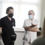 28.03.2022 Kielce. ŚCO. Konferencja dotycząca nowych zabiegów w Klinice Otolaryngologii Chirurgii Głowy i Szyi. Na zdjęciu dr Kamil Michta i dr Sławomir Okła / Jarosław Kubalski / Radio Kielce