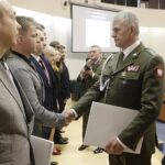 29.03.2022 Kielce. ŚUW. Wręczenie patentów oficerskich, mianowanie na wyższe stopnie wojskowe, przyznanie wyróżnień "Zasłużony dla obronności kraju". Wręczenia dokonuje szef WSzW płk Jarosław Molisak / Jarosław Kubalski / Radio Kielce