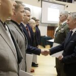 29.03.2022 Kielce. ŚUW. Wręczenie patentów oficerskich, mianowanie na wyższe stopnie wojskowe, przyznanie wyróżnień "Zasłużony dla obronności kraju". Wręczenia dokonują szef WSzW płk Jarosław Molisak i wojewoda Zbigniew Koniusz / Jarosław Kubalski / Radio Kielce