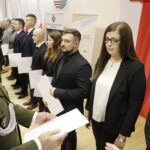 29.03.2022 Kielce. ŚUW. Wręczenie patentów oficerskich, mianowanie na wyższe stopnie wojskowe, przyznanie wyróżnień "Zasłużony dla obronności kraju". Wręczenia dokonuje szef WSzW płk Jarosław Molisak / Jarosław Kubalski / Radio Kielce