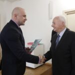 29.03.2022 Kielce OMPiO. Gala konkursu literackiego ”Historia z mojej pamięci”. Na zdjęciu od lewej: wicewojewoda Rafał Nowak i laureat II nagrody Zdzisław Pucułek / Jarosław Kubalski / Radio Kielce