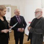 29.03.2022 Kielce OMPiO. Gala konkursu literackiego ”Historia z mojej pamięci”. Na zdjęciu od lewej: dyrektor "Wzgórza Zamkowego" Ewa Chabielska, wicewojewoda Rafał Nowak i laureat III nagrody Michał Daranowski / Jarosław Kubalski / Radio Kielce