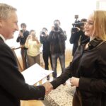 30.03.2022 Kielce ŚUW. Stypendia Ministra Edukacji i Nauki najzdolniejszym uczniom. Na zdjęciu od lewej: wojewoda Zbigniew Koniusz i Wiktoria Czyżewska / Jarosław Kubalski / Radio Kielce