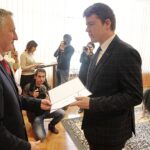 30.03.2022 Kielce ŚUW. Stypendia Ministra Edukacji i Nauki najzdolniejszym uczniom. Na zdjęciu od lewej: wojewoda Zbigniew Koniusz i Michał Husobski / Jarosław Kubalski / Radio Kielce