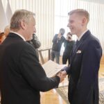 30.03.2022 Kielce ŚUW. Stypendia Ministra Edukacji i Nauki najzdolniejszym uczniom. Na zdjęciu od lewej: wojewoda Zbigniew Koniusz i Kacper Janus / Jarosław Kubalski / Radio Kielce