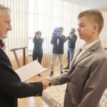 30.03.2022 Kielce ŚUW. Stypendia Ministra Edukacji i Nauki najzdolniejszym uczniom. Na zdjęciu od lewej: wojewoda Zbigniew Koniusz i Mikołaj Lech / Jarosław Kubalski / Radio Kielce