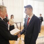 30.03.2022 Kielce ŚUW. Stypendia Ministra Edukacji i Nauki najzdolniejszym uczniom. Na zdjęciu od lewej: wojewoda Zbigniew Koniusz i Patryk Łodkowski / Jarosław Kubalski / Radio Kielce