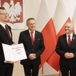 30.03.2022 Kielce ŚUW. Stypendia Ministra Edukacji i Nauki najzdolniejszym uczniom. Na zdjęciu od lewej: Aleksander Mijas, wojewoda Zbigniew Koniusz i kurator Kazimierz Mądzik / Jarosław Kubalski / Radio Kielce