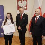 30.03.2022 Kielce ŚUW. Stypendia Ministra Edukacji i Nauki najzdolniejszym uczniom. Na zdjęciu od lewej: Wiktoria Sieczka wojewoda Zbigniew Koniusz i kurator Kazimierz Mądzik / Jarosław Kubalski / Radio Kielce