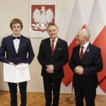 30.03.2022 Kielce ŚUW. Stypendia Ministra Edukacji i Nauki najzdolniejszym uczniom. Na zdjęciu od lewej: Wiktor Staniszewski, wojewoda Zbigniew Koniusz i kurator Kazimierz Mądzik / Jarosław Kubalski / Radio Kielce