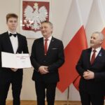 30.03.2022 Kielce ŚUW. Stypendia Ministra Edukacji i Nauki najzdolniejszym uczniom. Na zdjęciu od lewej: Maksymilian Walesic, wojewoda Zbigniew Koniusz i kurator Kazimierz Mądzik / Jarosław Kubalski / Radio Kielce