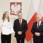 30.03.2022 Kielce ŚUW. Stypendia Ministra Edukacji i Nauki najzdolniejszym uczniom. Na zdjęciu od lewej: Nela Wójcik, wojewoda Zbigniew Koniusz i kurator Kazimierz Mądzik / Jarosław Kubalski / Radio Kielce