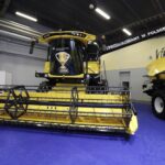 18.03.2022. Targi Kielce. Najciekawszy sprzęt wyróżniony Złotymi Medalami Targów Kielce na wystawie AGROTECH 2022. Na zdjęciu: kombajn zbożowy New Holland CH7.70 Crossover Harvesting / Jarosław Kubalski / Radio Kielce