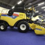 18.03.2022. Targi Kielce. Najciekawszy sprzęt wyróżniony Złotymi Medalami Targów Kielce na wystawie AGROTECH 2022. Na zdjęciu: kombajn zbożowy New Holland CH7.70 Crossover Harvesting / Jarosław Kubalski / Radio Kielce