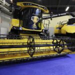18.03.2022. Targi Kielce. Najciekawszy sprzęt wyróżniony Złotymi Medalami Targów Kielce na wystawie AGROTECH 2022. Na zdjęciu: kombajn zbożowy New Holland CH7.70 Crossover Harvesting / Jarosław Kubalski / Radio Kielce