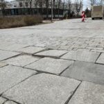 09.03.2022. Kielce. Zapadnięta kostka brukowa na przejeździe przy pomniku Henryka Sienkiewicza / Wiktor Taszłow / Radio Kielce