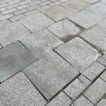 09.03.2022. Kielce. Zapadnięta kostka brukowa na przejeździe przy pomniku Henryka Sienkiewicza / Wiktor Taszłow / Radio Kielce